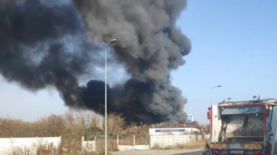 Aproximativ 80 de pompieri încearcă să stingă incendiul din Chitila