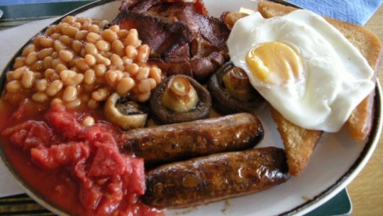 Proiectul de lege care prevede trecerea bacșișului pe nota de plată și pe bonul fiscal a fost adoptat