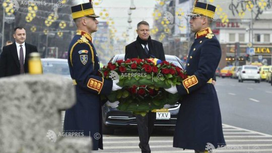 Preşedintele Klaus Iohannis a depus la Troiţa din Piaţa Universităţii o coroană de flori în memoria victimelor Revoluţiei din 1989