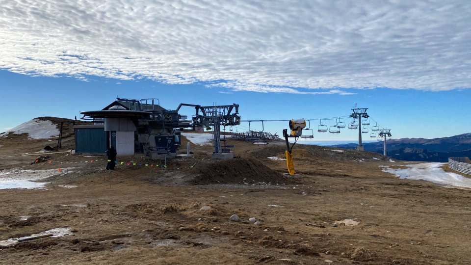 Vreme caldă şi fără zăpadă pe pârtiile de schi