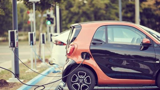 Vânzările de autoturisme ecologice noi "aproape s-au dublat"