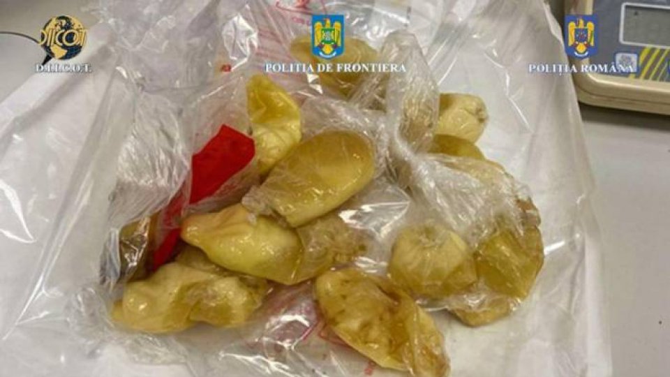 Aeroportul Otopeni: O femeie, prinsă cu un kilogram de cocaină în stomac