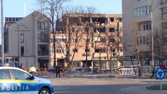 O explozie, urmată de un incendiu, s-a produs la un bloc din Carei