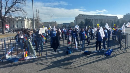 Sindicaliștii din administrație au protestat în faţa Guvernului