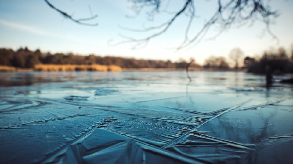 Gheața subțire de la suprafața apelor „nu este loc de joacă pentru copii”