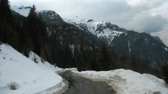 Trafic rutier cu dificultate pe sectoarele montane din Maramureş