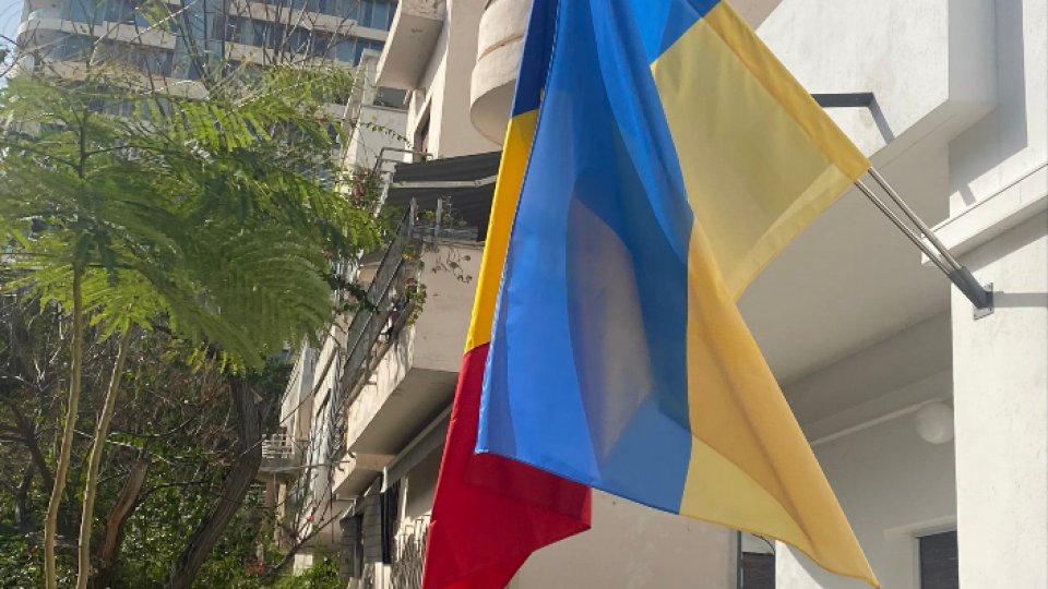 Amb. României în Israel a arborat drapelul Ucrainei alături de cel național