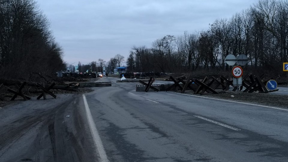 Tens of thousands of Ukrainians continue to flock to the country's borders