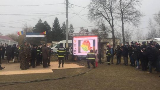 Președintele Iohannis, la tabăra mobilă pentru refugiaţi de la Siret (FOTO)