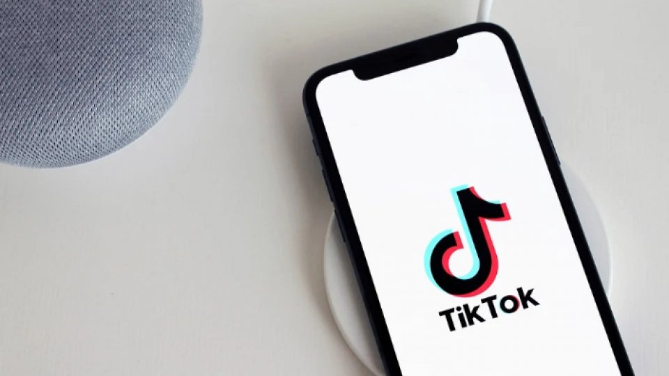 TikTok suspendă transmisiile în direct şi noile upload-uri în Rusia