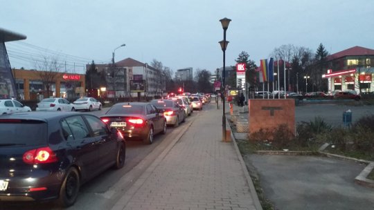 Cozi lungi la staţiile de benzină