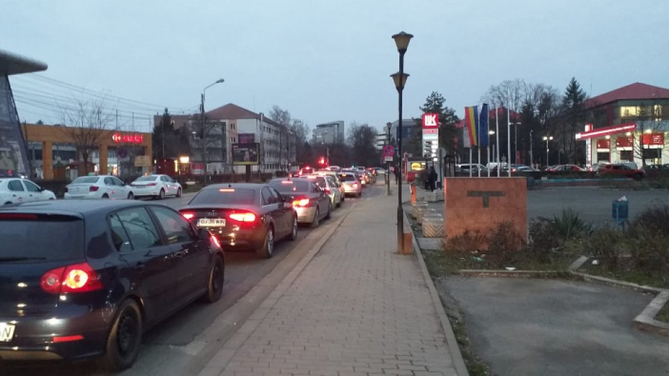 Cozi lungi la staţiile de benzină