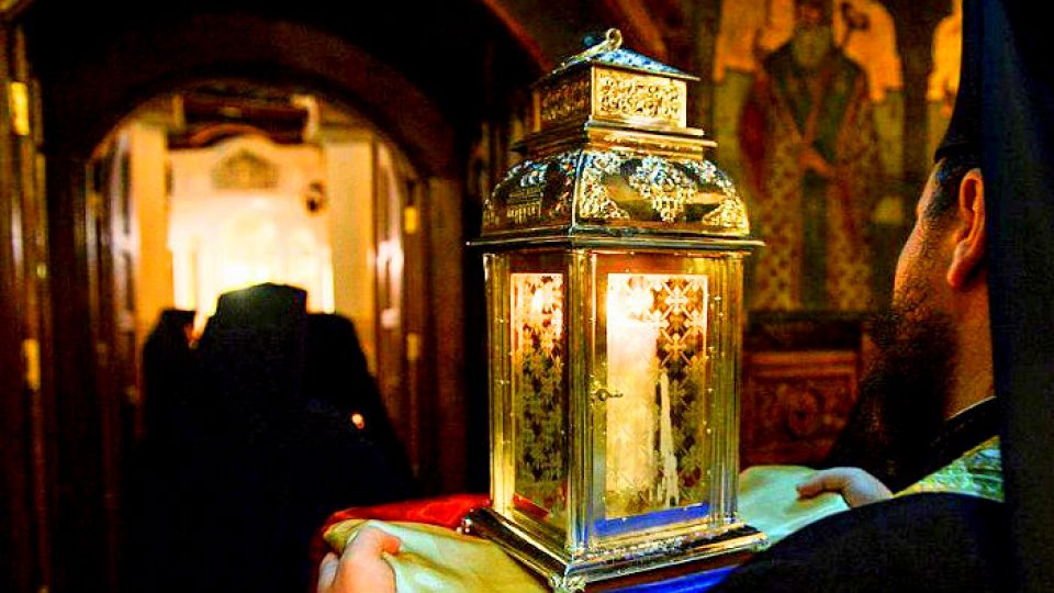 Lumina Sfântă s-a aprins la Ierusalim, la Biserica Sfântului Mormânt 