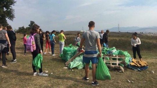 Refugiați ucraineni participă la acțiunea de ecologizare "Curățăm România"