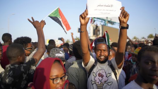 Zeci de mii de sudanezi au manifestat ptr revenirea la o guvernare civilă