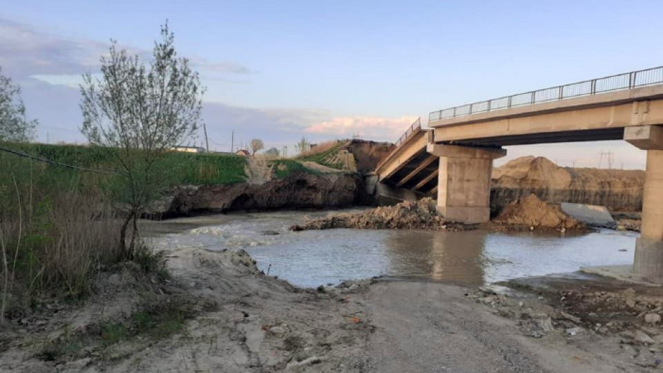 Un sector de pod care traversa râul Putna s-a prăbușit