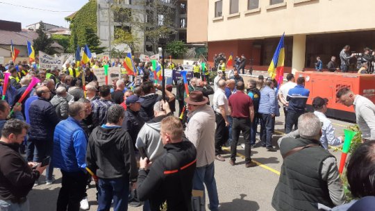 Aproape 500 de sindicaliști de la STB au protestat la sediul companiei