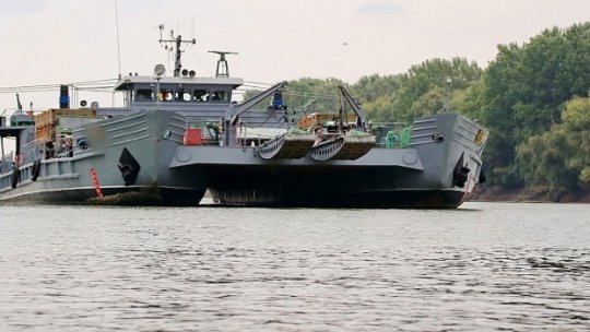 Un bac fluvial militar acționează de sâmbătă la Galați