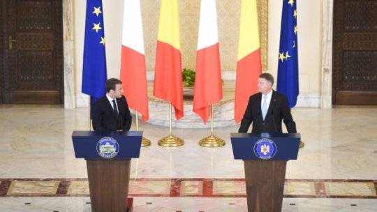 Klaus Iohannis se întâlnește mâine cu Emmanuel Macron, la Baza Kogălniceanu