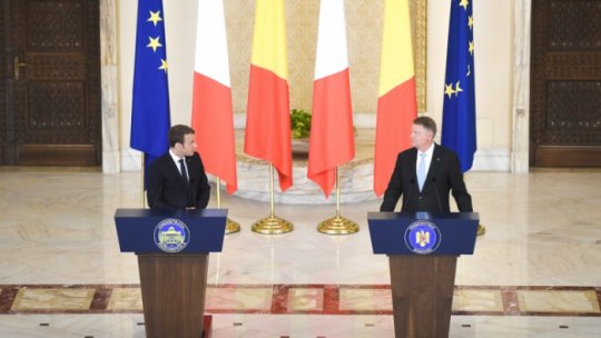 Preşedintele Franţei, primit oficial de K. Iohannis la Baza Kogălniceanu