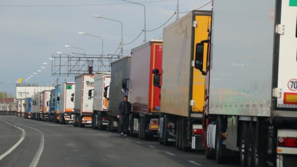 Cozi uriașe de camioane la Vama Siret