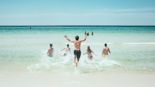 Unul din patru români "nu au în plan să plece în vacanţă în acest an"