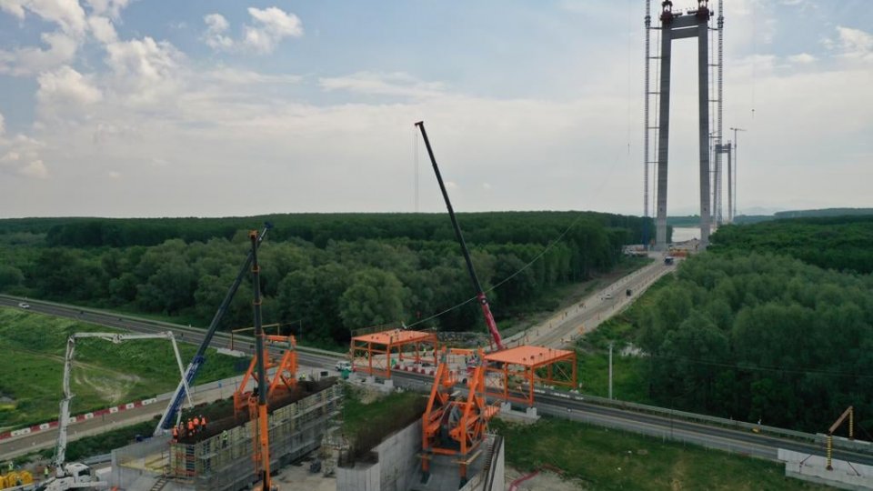 Lucrările la podul suspendat peste Dunăre sunt în grafic