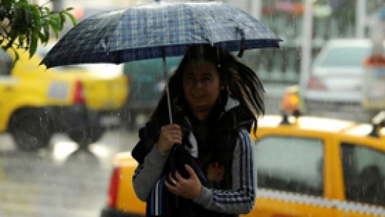Meteorologii anunță ploi torențiale, vijelii și grindină