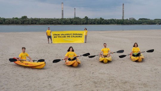Activiștii Green Peace Romania, protest în albia secată a Dunării