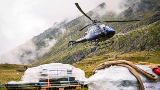 Materiale pentru marcarea traseelor din Făgăraș transportate cu elicopterul