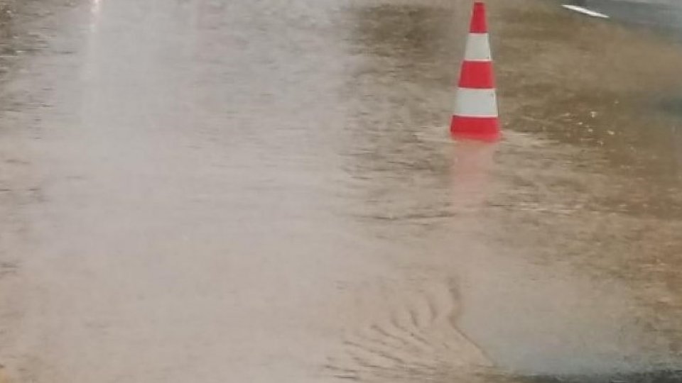 Circulația rutieră oprită pe podul provizoriu de la Vadu Roșca/Jud Vrancea