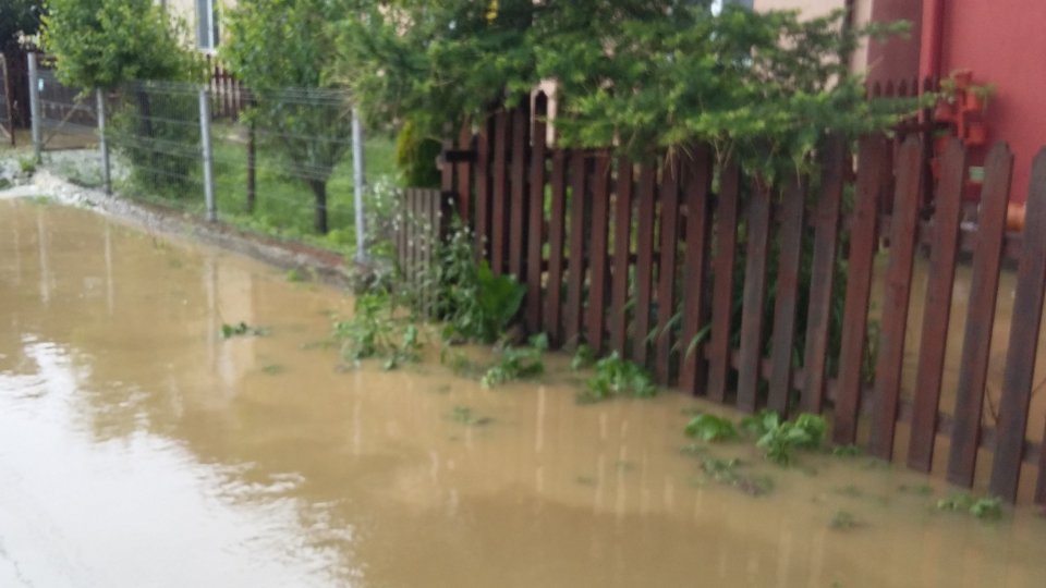 Furtună puternică în judeţul Mehedinţi și cod portocaliu până la 10.00