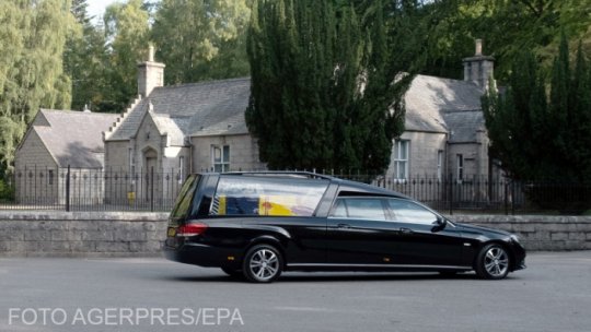 Cortegiul cu trupul neînsuflețit al Reginei se îndreaptă către Edinburgh