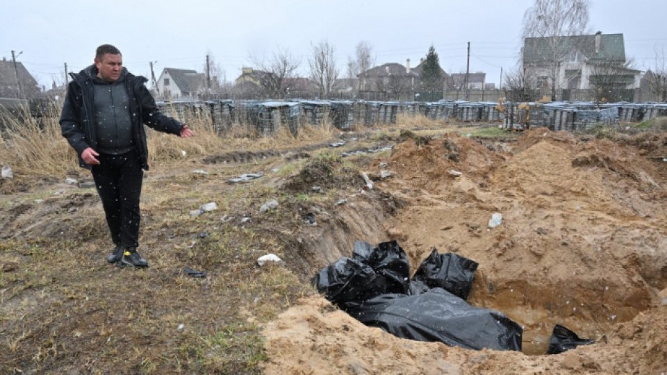 450 de cadavre într-o groapă comună din Izium, în Ucraina