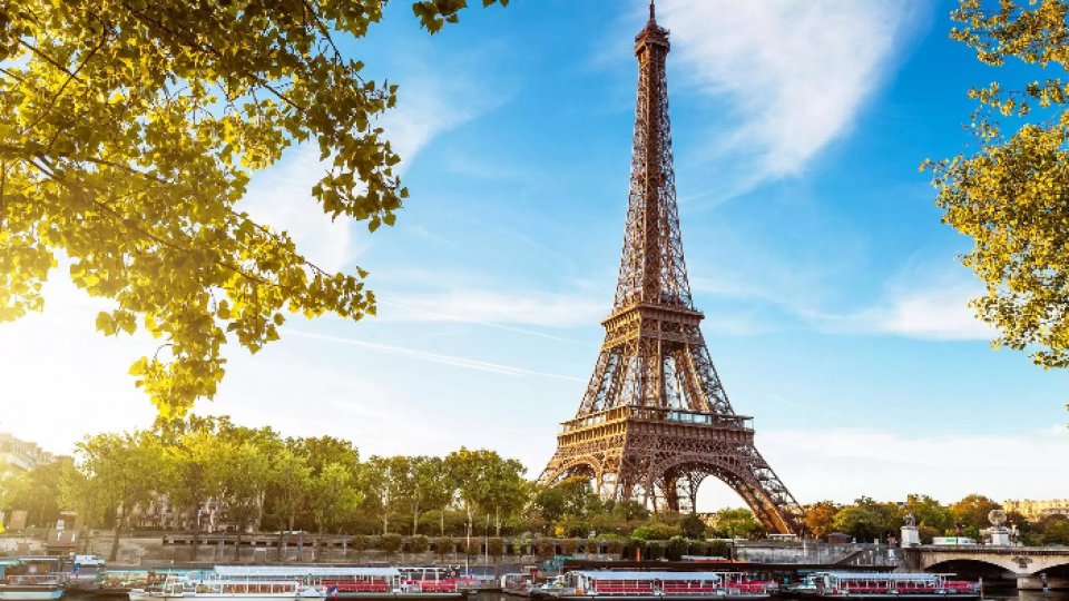 Parisul și alte numeroase orașe din Franța au decis să reducă iluminatul