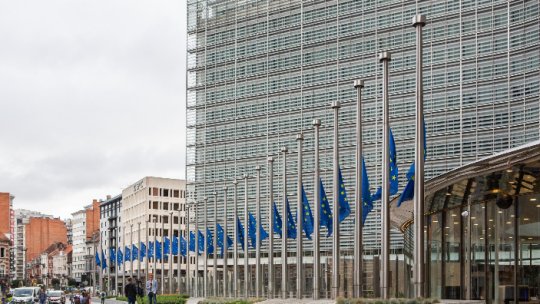 Drapelurile au fost coborâte în bernă, la instituţiile Uniunii Europene