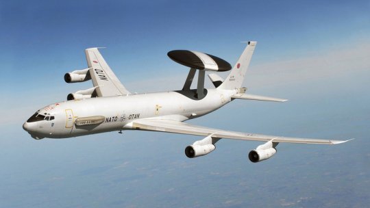 Trei avioane NATO de tip AWACS (radar) ajung marți în România