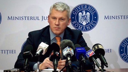 Ministrul justiţiei, Cătălin Predoiu, susține că a comis "o eroare fără intenție". USR îi cere demisia