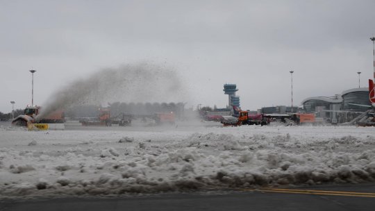 Traficul aerian pe Aeroportul Internaţional Otopeni - Henri Coandă se desfăşoară în condiţii de iarnă