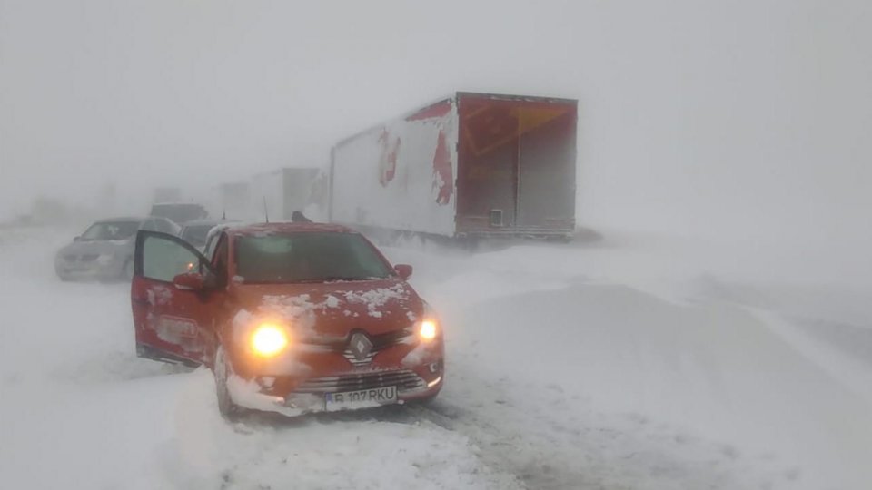 Maşini înzăpezite pe drumurile naţionale din judeţul Buzău