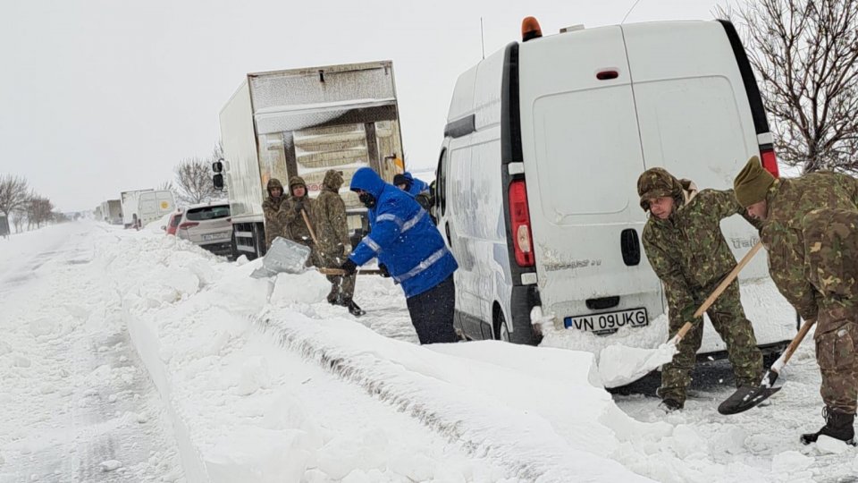 Militarii ajută la deszăpezirea a zeci de autovehicule rămase blocate pe  DN 2