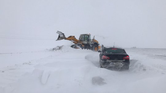 Autoritățile încearcă să ajungă la o gravidă aflată într-o mașină blocată de zăpadă