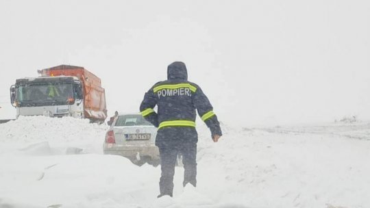 IGSU acționează pentru deblocarea autovehiculelor rămase în zăpadă