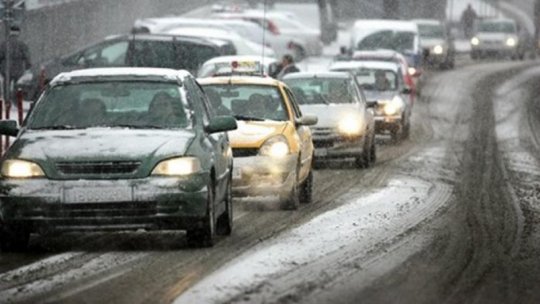 Circulația rutieră şi alimentarea cu energie electrică sunt afectate de căderile de zăpadă în mai multe judeţe din ţară