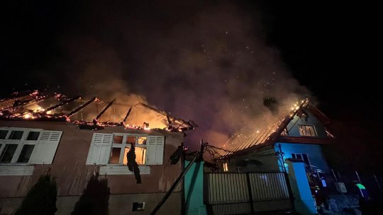 Județul Sibiu: Pe DN 7, la Boița, traficul este blocat total din cauza unui incendiu care a cuprins două case și o anexă