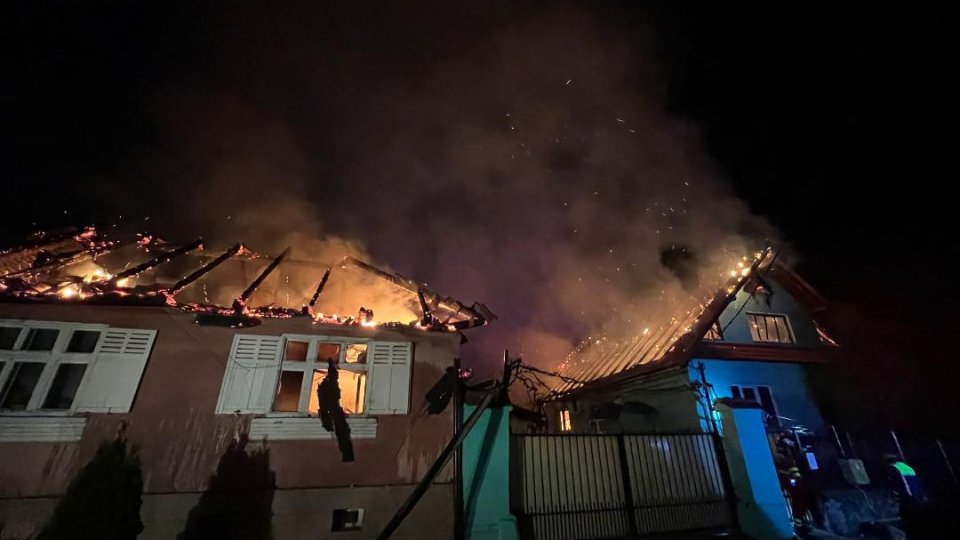 Județul Sibiu: Pe DN 7, la Boița, traficul este blocat total din cauza unui incendiu care a cuprins două case și o anexă