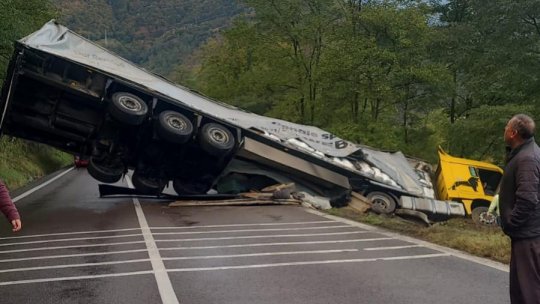 Traficul rutier pe DN 7, Valea Oltului, blocat la Câineni