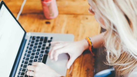 Patru din zece români spun că s-au confruntat cu mai multe fraude sau tentativă de fraudă pe internet în ultimul an