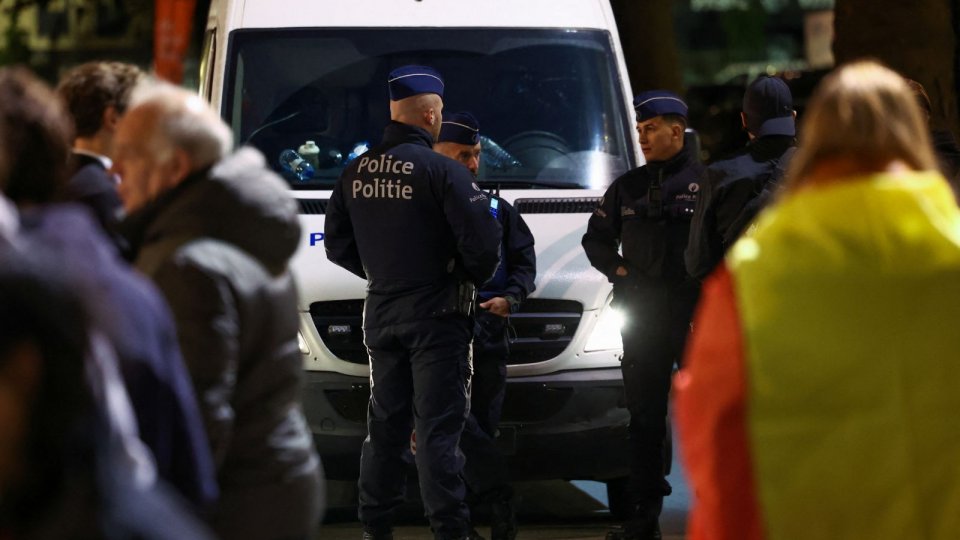 Două persoane au fost ucise de focuri de armă în capitala Belgiei, iar suspectul a fugit și este dat în urmărire de poliție