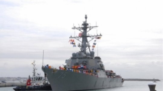 O navă de război americană a doborât trei rachete și mai multe drone în nordul Mării Roșii